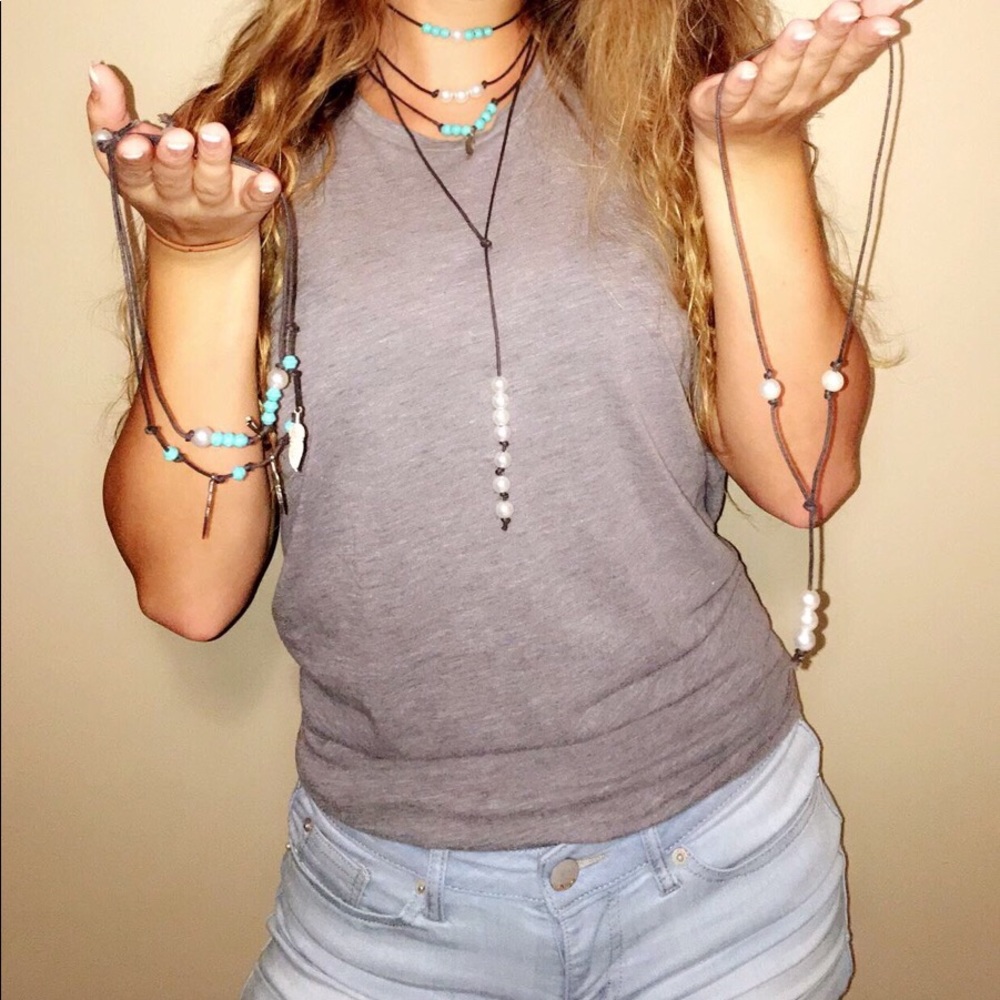 Chokers and hanging necklaces!💛